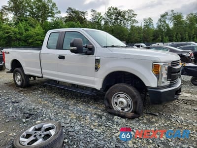 Czwarte zdjęcie samochodu z boku: 2019 FORD F350 SUPER DUTY VIN:1FT8X3B65KEF52598 - miniatura