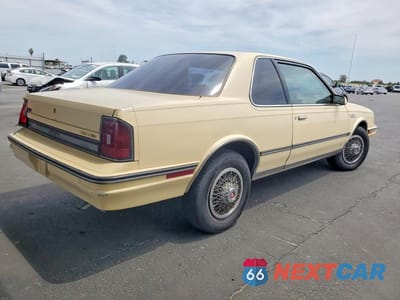 Trzecie zdjęcie samochodu z tyłu: 1987 OLDSMOBILE CUTLASS CIERA S VIN:1G3AJ11W1HD310155 - miniatura