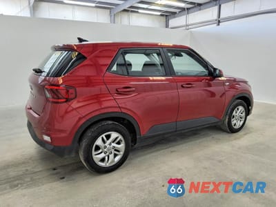 Trzecie zdjęcie samochodu z tyłu: 2021 HYUNDAI VENUE SE VIN:KMHRB8A31MU081769 - miniatura