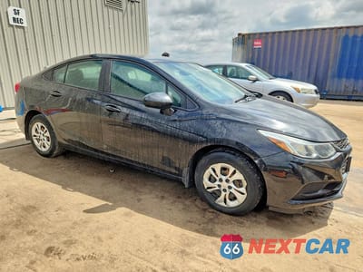 Czwarte zdjęcie samochodu z boku: 2018 CHEVROLET CRUZE LS VIN:1G1BC5SM1J7138063 - miniatura