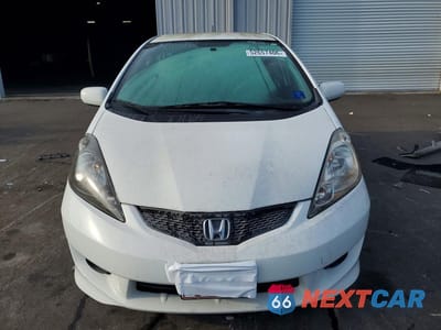 Piąte zdjęcie samochodu w środku: 2011 HONDA FIT SPORT VIN:JHMGE8H60BC004377 - miniatura