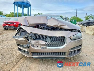 Piąte zdjęcie samochodu w środku: 2017 JAGUAR XE PRESTIGE VIN:SAJAK4BN0HA971666 - miniatura