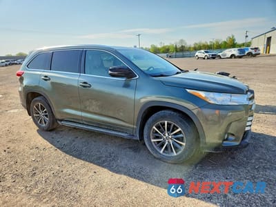 Czwarte zdjęcie samochodu z boku: 2017 TOYOTA HIGHLANDER XLE VIN:5TDJZRFH7HS401601 - miniatura