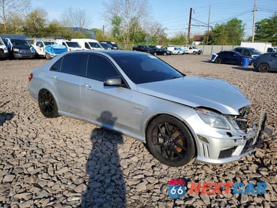Czwarte zdjęcie samochodu z boku: 2011 MERCEDES-BENZ E 63 AMG VIN:WDDHF7HB7BA430482 - miniatura