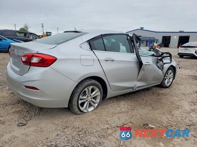 Trzecie zdjęcie samochodu z tyłu: 2019 CHEVROLET CRUZE LT VIN:1G1BE5SM7K7133851 - miniatura