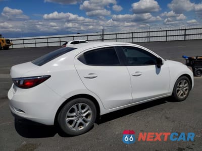 Trzecie zdjęcie samochodu z tyłu: 2018 TOYOTA YARIS IA BASE VIN:3MYDLBYV5JY317141 - miniatura