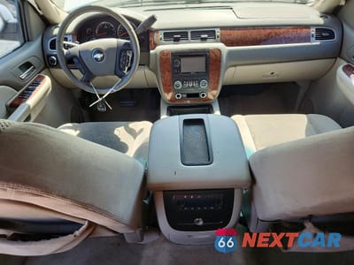 Zdjęcie 8 z 13 samochodu: 2008 CHEVROLET SUBURBAN C1500 LS VIN:1GNFC16028R101747 - miniatura