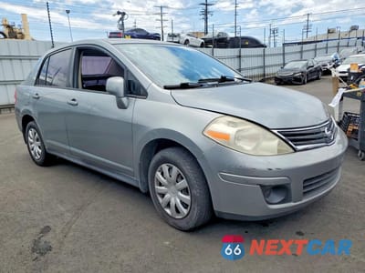 Czwarte zdjęcie samochodu z boku: 2010 NISSAN VERSA 1.8 S VIN:3N1BC1AP7AL437003 - miniatura