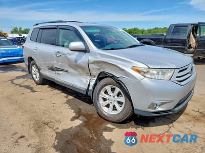 Czwarte zdjęcie samochodu z boku: 2011 TOYOTA HIGHLANDER BASE VIN:5TDBK3EH4BS065890 - miniatura