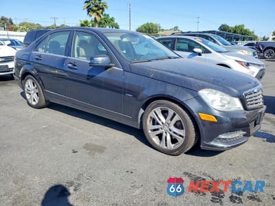 Czwarte zdjęcie samochodu z boku: 2012 MERCEDES-BENZ C 250 VIN:WDDGF4HB5CR228091 - miniatura