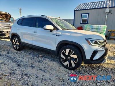 Czwarte zdjęcie samochodu z boku: 2024 VOLKSWAGEN TAOS SEL VIN:3VV4X7B25RM044642 - miniatura
