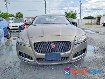 Piąte zdjęcie samochodu w środku: 2017 JAGUAR XF PRESTIGE VIN:SAJBK4BV0HCY26717 - miniatura