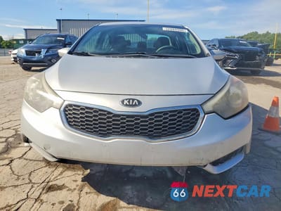 Piąte zdjęcie samochodu w środku: 2015 KIA FORTE LX VIN:KNAFK4A6XF5403314 - miniatura