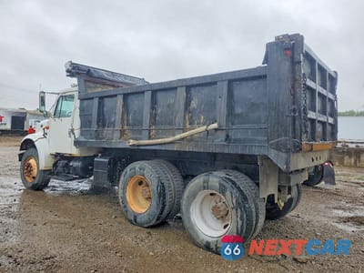 Trzecie zdjęcie samochodu z tyłu: 1996 INTERNATIONAL 4900 DUMP TRUCK VIN:1HTSHAAR7TH390737 - miniatura