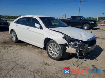 Czwarte zdjęcie samochodu z boku: 2014 CHRYSLER 200 LX VIN:1C3CCBAB7EN143459 - miniatura