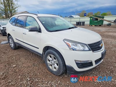 Czwarte zdjęcie samochodu z boku: 2015 CHEVROLET TRAVERSE LS VIN:1GNKRFED6FJ316784 - miniatura