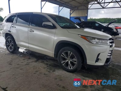 Czwarte zdjęcie samochodu z boku: 2017 TOYOTA HIGHLANDER LE VIN:5TDZARFH0HS030730 - miniatura