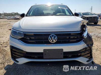 Piąte zdjęcie samochodu w środku: 2023 VOLKSWAGEN TIGUAN SE R-LINE BLACK VIN:3VVCB7AX0PM069971 - miniatura