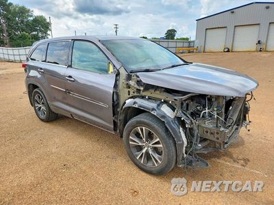 Czwarte zdjęcie samochodu z boku: 2017 TOYOTA HIGHLANDER LE PLUS VIN:5TDZZRFH3HS194188 - miniatura