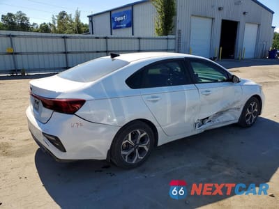 Trzecie zdjęcie samochodu z tyłu: 2021 KIA FORTE LXS VIN:3KPF24AD8ME395023 - miniatura
