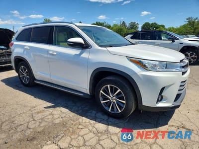 Czwarte zdjęcie samochodu z boku: 2017 TOYOTA HIGHLANDER XLE VIN:5TDKZRFH5HS193139 - miniatura