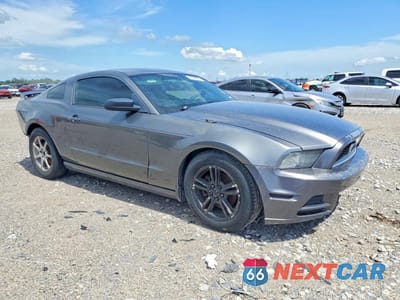 Czwarte zdjęcie samochodu z boku: 2014 FORD MUSTANG VIN:1ZVBP8AM4E5240986 - miniatura
