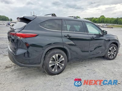 Trzecie zdjęcie samochodu z tyłu: 2022 TOYOTA HIGHLANDER XLE VIN:5TDHZRBH2NS578170 - miniatura