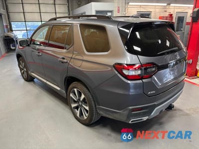 Trzecie zdjęcie samochodu z tyłu: 2025 HONDA PILOT TOURING VIN:5FNYG1H70SB011350 - miniatura