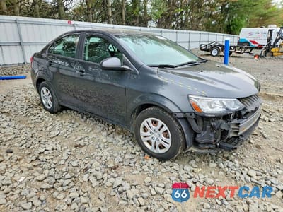 Czwarte zdjęcie samochodu z boku: 2018 CHEVROLET SONIC LS VIN:1G1JB5SG8J4110853 - miniatura