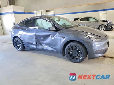 Czwarte zdjęcie samochodu z boku: 2023 TESLA MODEL Y VIN:7SAYGDEE0PF855001 - miniatura