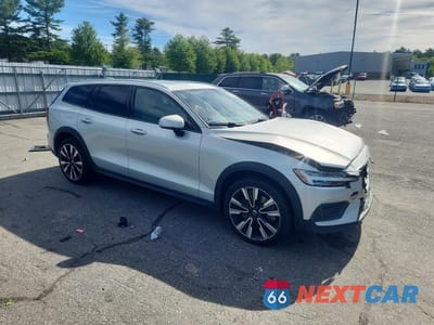 Czwarte zdjęcie samochodu z boku: 2020 VOLVO V60 CROSS COUNTRY T5 MOMENTUM VIN:YV4102WK4L1048394 - miniatura
