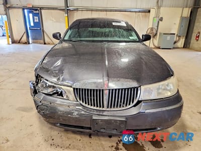 Piąte zdjęcie samochodu w środku: 2000 LINCOLN TOWN CAR SIGNATURE VIN:1LNHM82W8YY857876 - miniatura