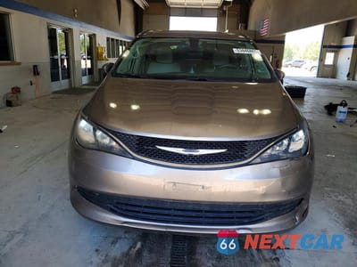Piąte zdjęcie samochodu w środku: 2017 CHRYSLER PACIFICA LX VIN:2C4RC1CG4HR635771 - miniatura