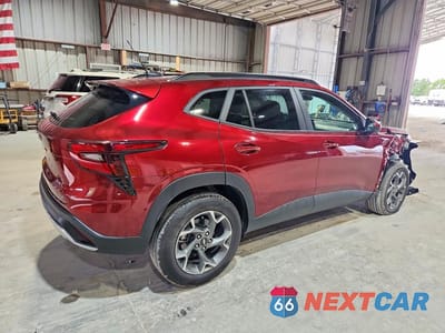Trzecie zdjęcie samochodu z tyłu: 2025 CHEVROLET TRAX 1LT VIN:KL77LHEP6SC236435 - miniatura