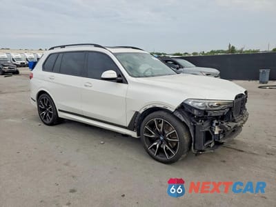 Czwarte zdjęcie samochodu z boku: 2021 BMW X7 XDRIVE40I VIN:5UXCW2C09M9E78892 - miniatura