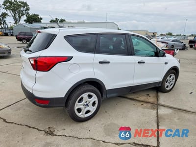 Trzecie zdjęcie samochodu z tyłu: 2019 FORD ESCAPE S VIN:1FMCU0F73KUB30853 - miniatura