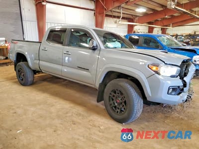 Czwarte zdjęcie samochodu z boku: 2020 TOYOTA TACOMA SR5 V6 VIN:5TFDZ5BN5LX050935 - miniatura