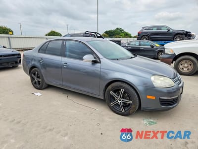 Czwarte zdjęcie samochodu z boku: 2010 VOLKSWAGEN JETTA S VIN:3VWJZ7AJ8AM026786 - miniatura