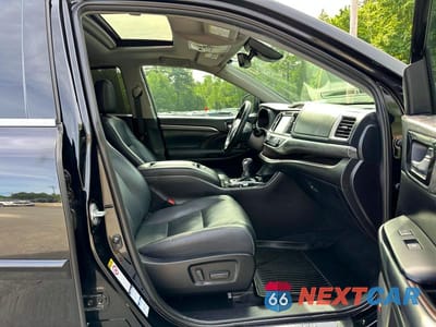 Zdjęcie 8 z 10 samochodu: 2019 TOYOTA HIGHLANDER HYBRID LIMITED VIN:5TDDGRFH9KS054671 - miniatura