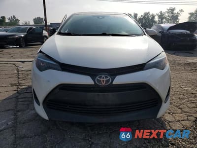 Piąte zdjęcie samochodu w środku: 2018 TOYOTA COROLLA LE VIN:5YFBURHE8JP790236 - miniatura