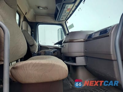 Piąte zdjęcie samochodu w środku: 2016 VOLVO VNL SEMI TRUCK VIN:4V4NC9EGXGN959897 - miniatura