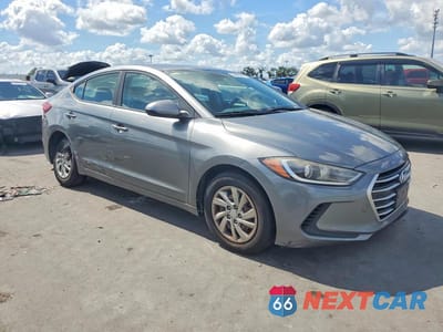 Czwarte zdjęcie samochodu z boku: 2017 HYUNDAI ELANTRA SE VIN:KMHD74LF7HU067909 - miniatura