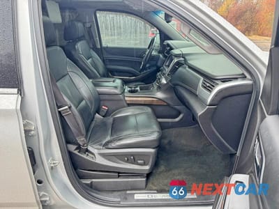 Piąte zdjęcie samochodu w środku: 2016 CHEVROLET SUBURBAN K1500 LT VIN:1GNSKHKC2GR362224 - miniatura