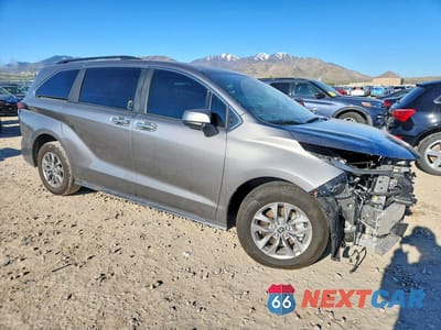 Czwarte zdjęcie samochodu z boku: 2026 TOYOTA SIENNA XLE 8-PASSENGER VIN:5TDYRKEC7TS291587 - miniatura