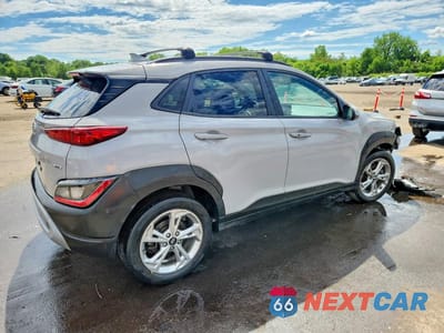 Trzecie zdjęcie samochodu z tyłu: 2023 HYUNDAI KONA SEL VIN:KM8K6CAB8PU963901 - miniatura