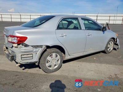 Trzecie zdjęcie samochodu z tyłu: 2013 TOYOTA COROLLA L VIN:2T1BU4EE6DC956751 - miniatura