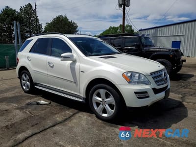 Czwarte zdjęcie samochodu z boku: 2011 MERCEDES-BENZ ML 350 BLUETEC VIN:4JGBB2FB6BA728115 - miniatura