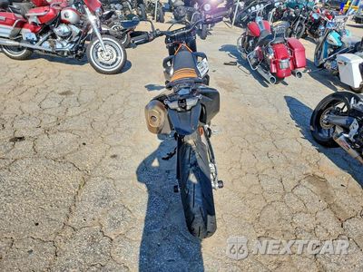 Czwarte zdjęcie samochodu z boku: 2024 KTM 690 SMC R VIN:VBKLSV403RM762760 - miniatura