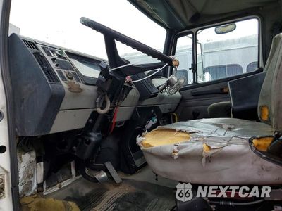 Piąte zdjęcie samochodu w środku: 2004 FREIGHTLINER FL70 SEMI TRUCK VIN:1FUBBUDC44HM87511 - miniatura