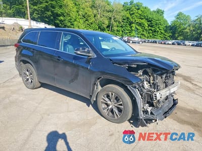 Czwarte zdjęcie samochodu z boku: 2017 TOYOTA HIGHLANDER LE PLUS VIN:5TDBZRFH0HS420043 - miniatura
